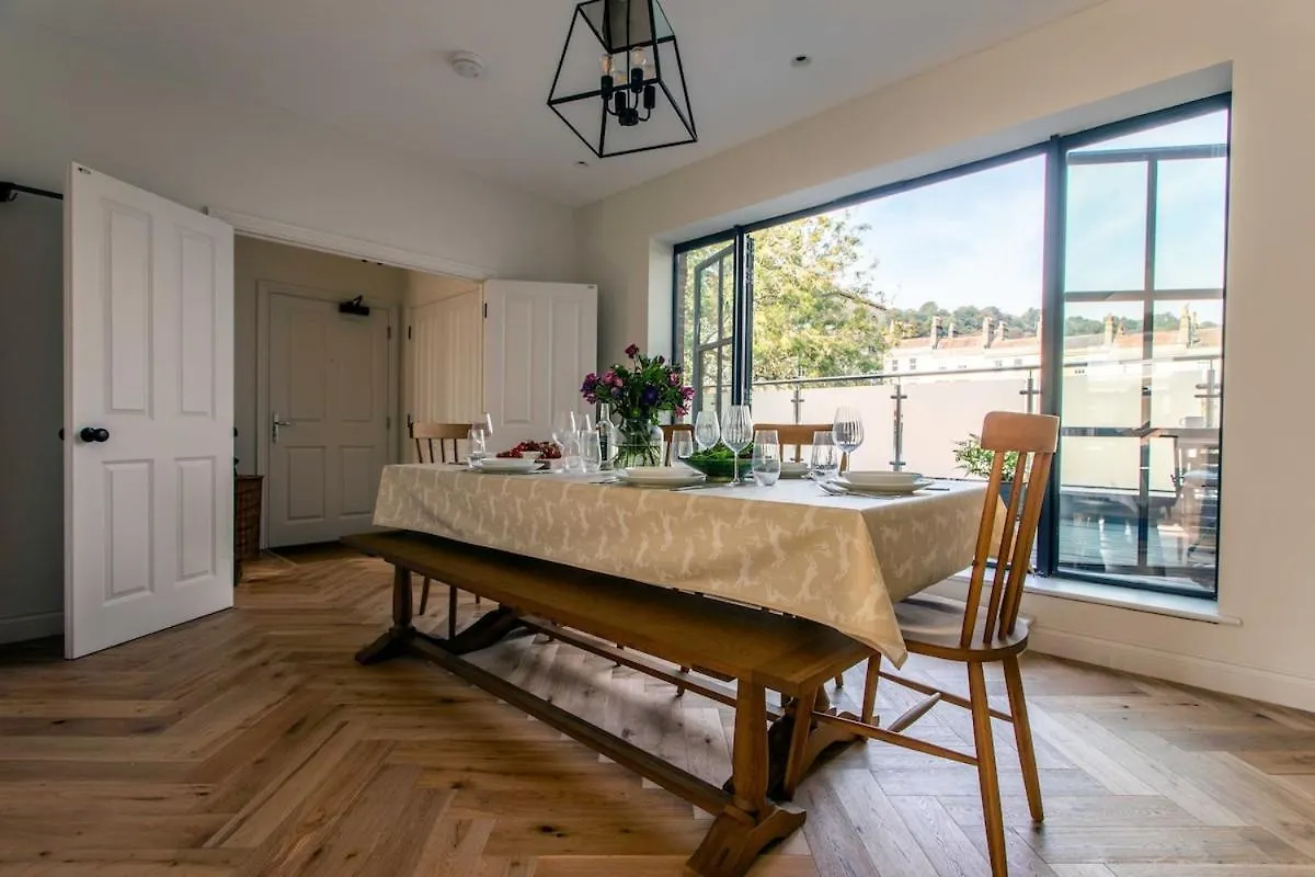 Bright Open Plan Living - Bath - Free Parking Apartment
