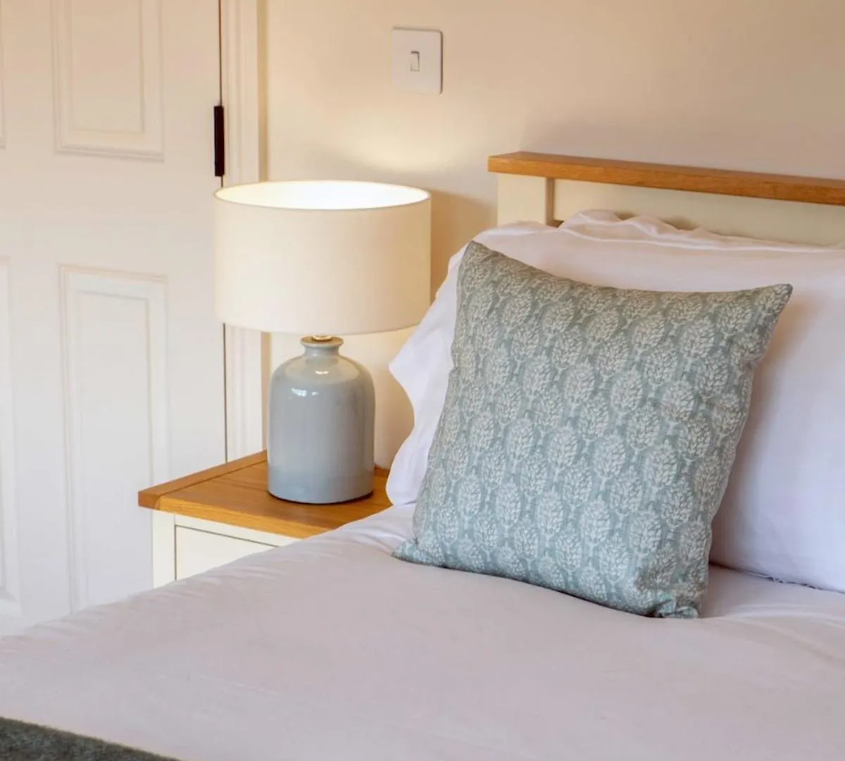 Bright Open Plan Living - Bath - Free Parking Apartment
