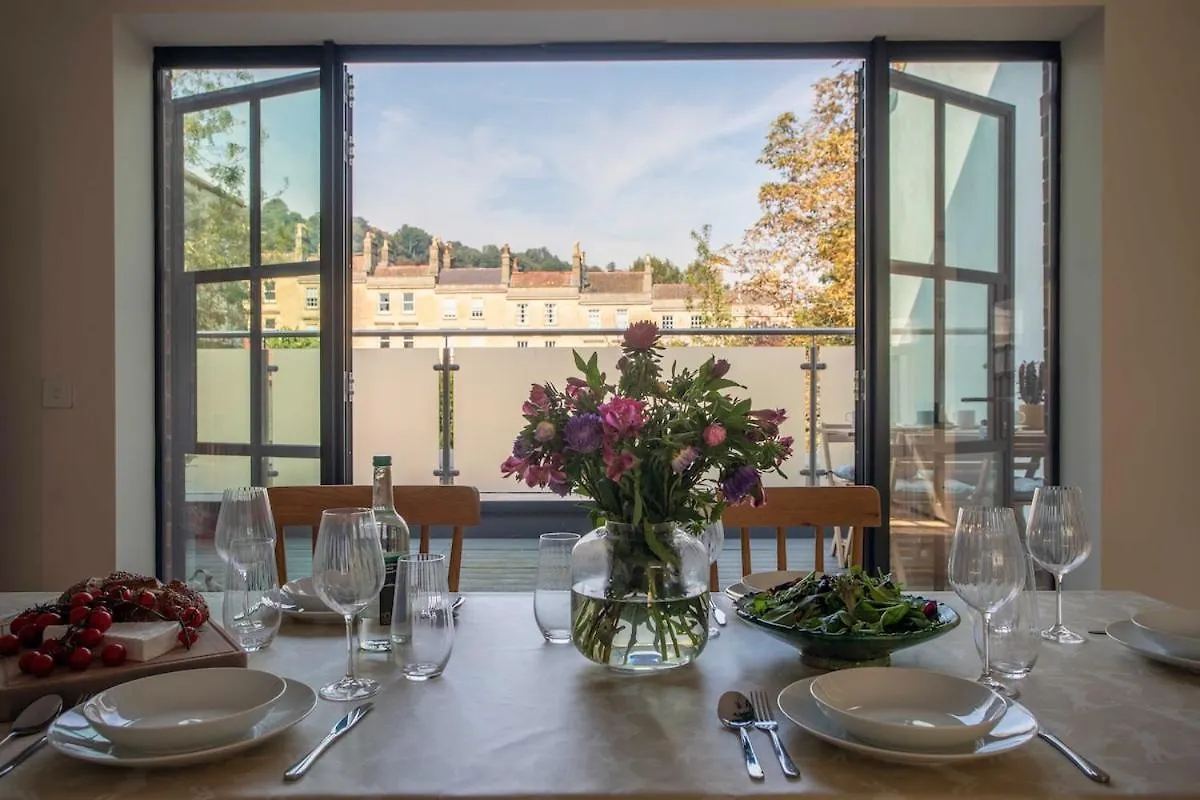 Bright Open Plan Living - Bath - Free Parking Apartment
